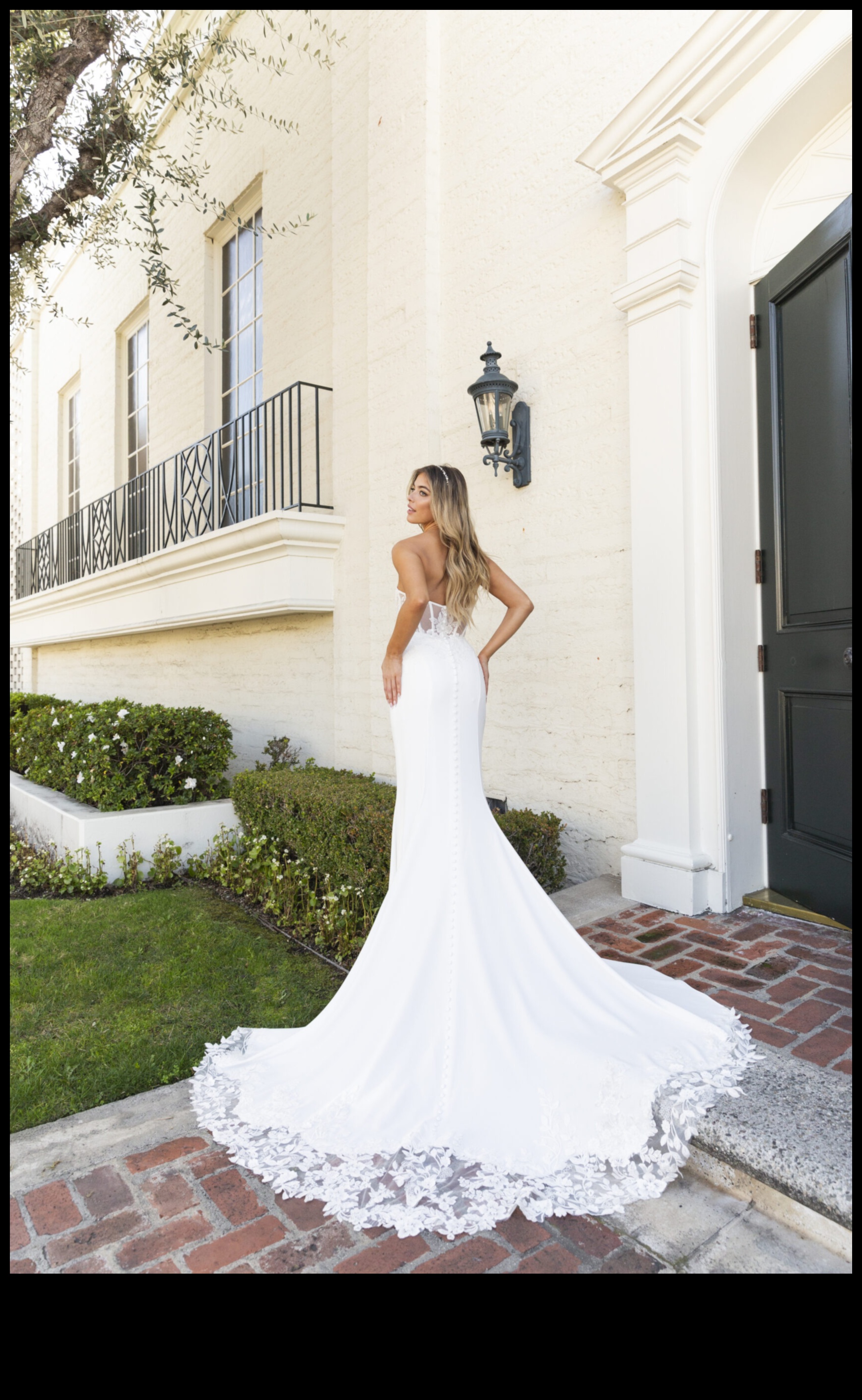 Pilsētas ainava Glam: Minimālisma burvība modernās līgavu kleitās