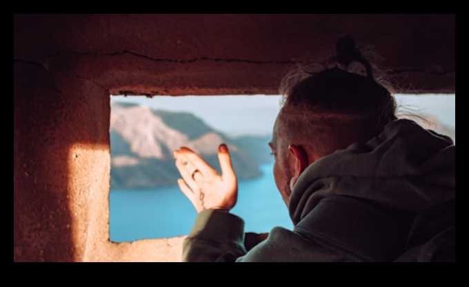 No jauna atklāts reālisms: mūsdienīgs autentiskuma apskāviens