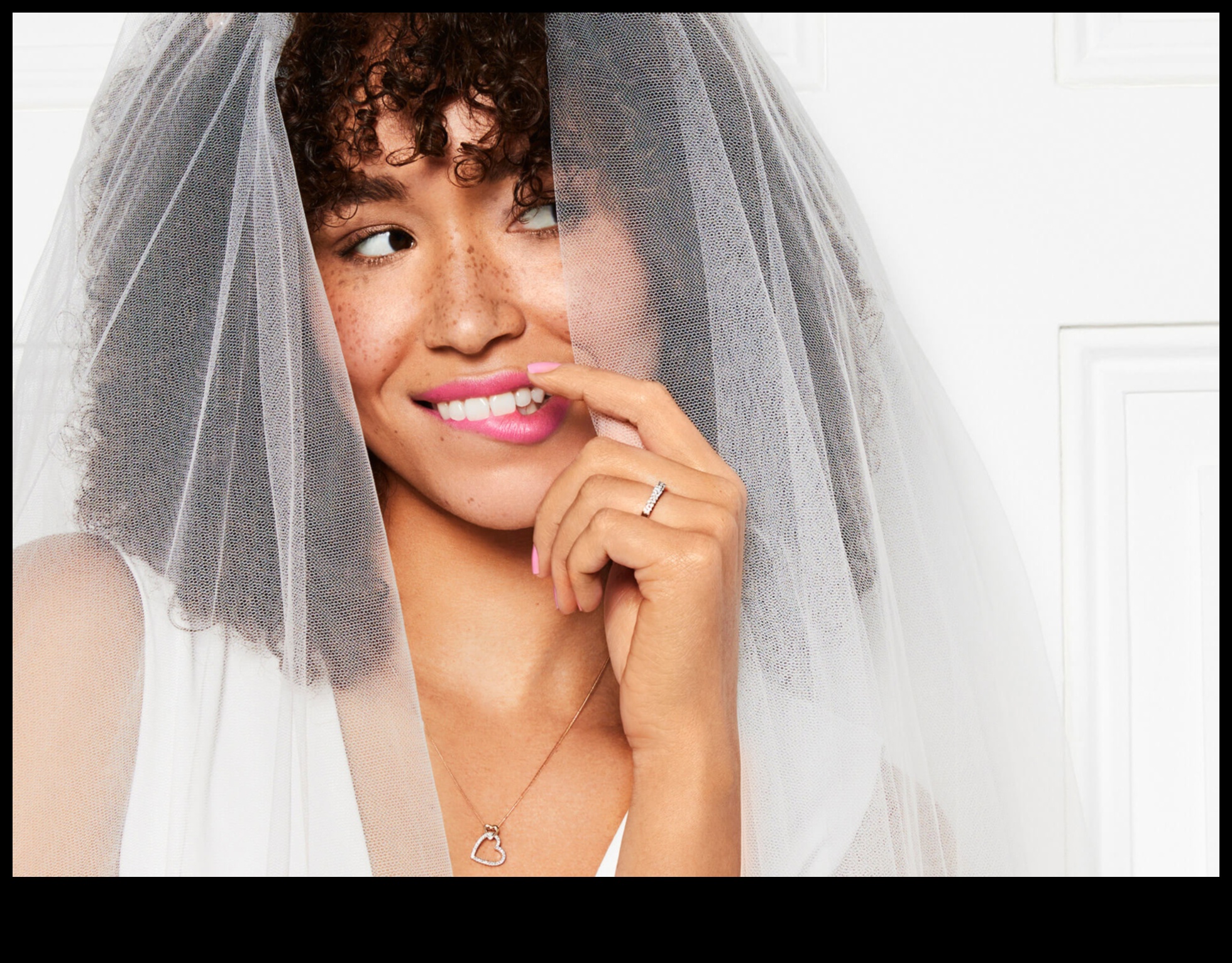 Krāšņi dārgakmeņi: būtiski kāzu aksesuāri