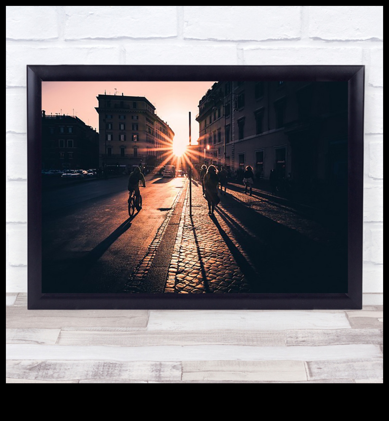 Ielas un ēnas: spēlēšanās ar gaismu pilsētas zīmējumos