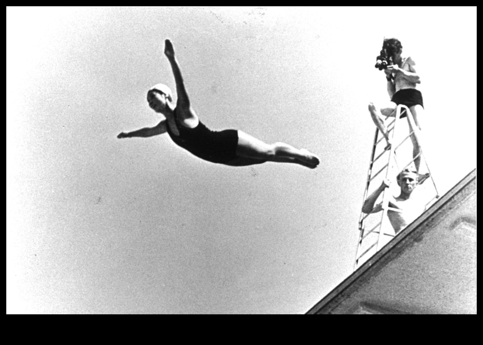 Abstraktā uzticība: netradicionālu stāstījumu aptveršana ar avangarda fotografēšanas stiliem