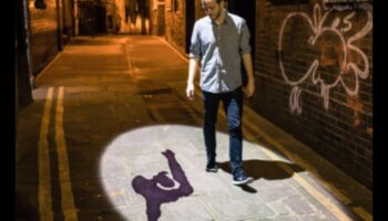 Ielas un ēnas: spēlēšanās ar gaismu pilsētas zīmējumos