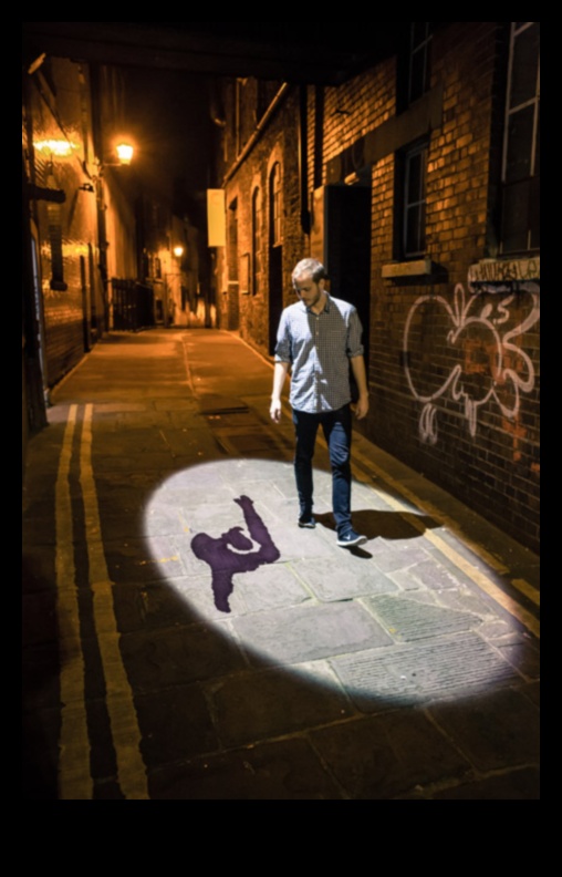 Ielas un ēnas: spēlēšanās ar gaismu pilsētas zīmējumos